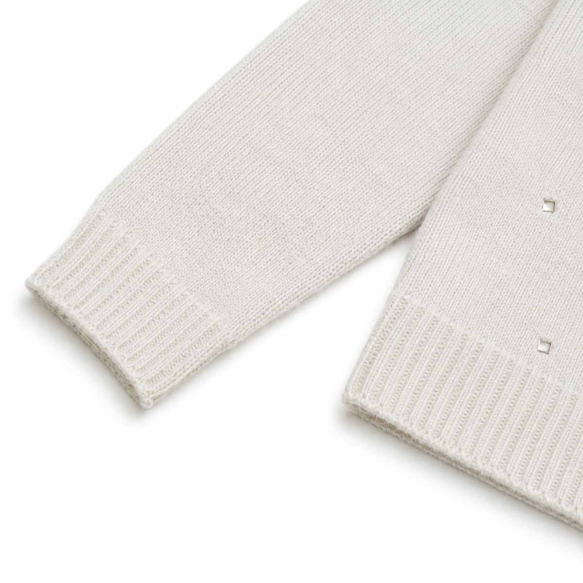 Buzo Tejido Gris con Tachas